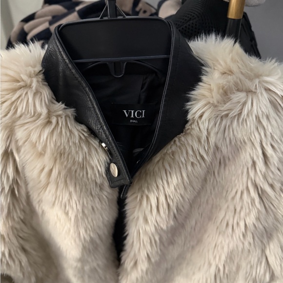 NEW Vici Women's beige faux fur jacket leather trim size small - Picture 2 of 3